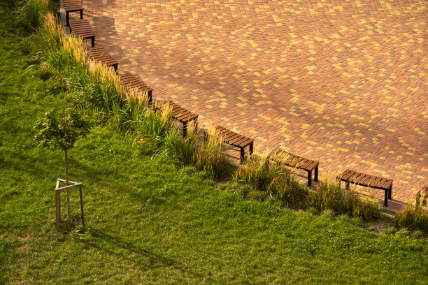 市中心的公共广场，地面空无一人图片下载
