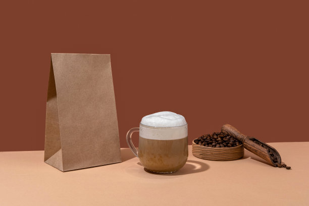 咖啡标识品牌模型。空白棕色工艺袋与咖啡豆和一杯咖啡。包装模型模板的标志，品牌，贴纸，标签。图片下载