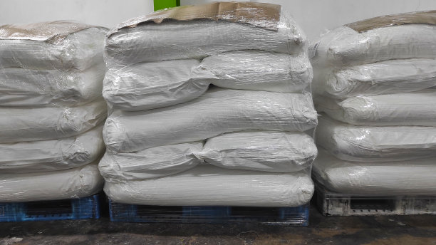 几堆干椰丝用塑料覆盖后的生产过程图片下载