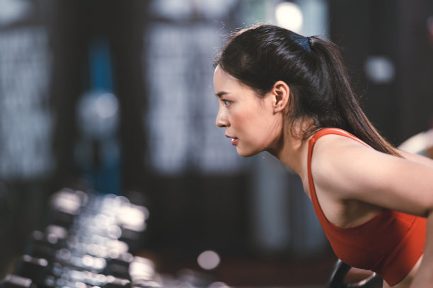 年轻的亚洲女性在健身房锻炼，以建立一个美丽苗条的身体，在运动生活方式的运动女性健康训练，有吸引力的女孩做体重积极健康在快乐图片下载
