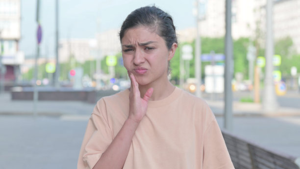 生病的印度妇女牙痛的画像图片下载