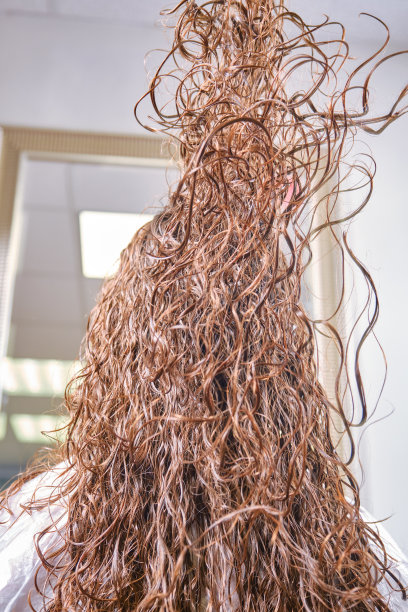 特写落下的波浪头发。图片下载