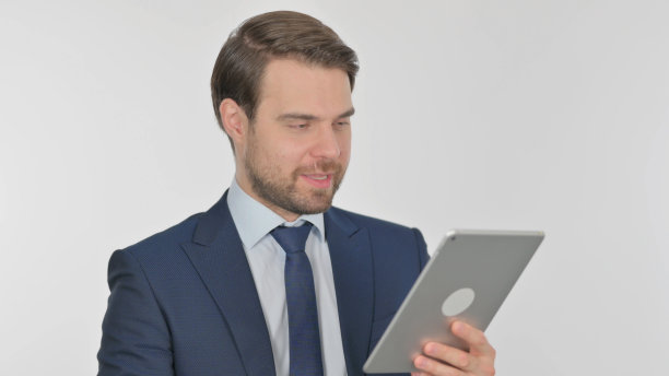 白色背景的年轻商人在平板电脑上视频通话图片下载