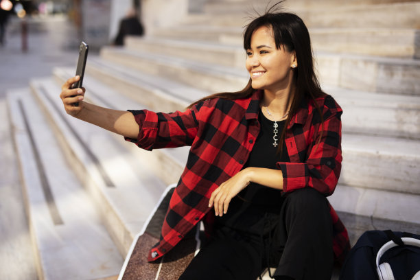 玩滑板的都市女孩图片下载