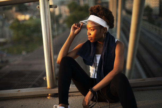 小女孩在训练后休息图片下载