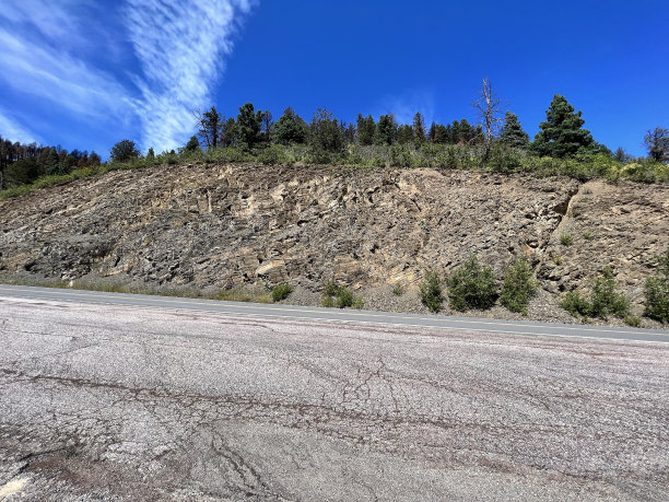 沿高速公路的岩洞-卡森国家森林，新墨西哥州图片下载