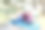 孩子们在森林里看笔记本电脑。男孩和女孩正在帐篷营里休息。夏天，孩子们坐在草地上的格子上。图片下载