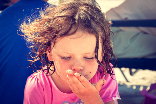 乱吃-蹒跚学步的孩子在野餐图片下载