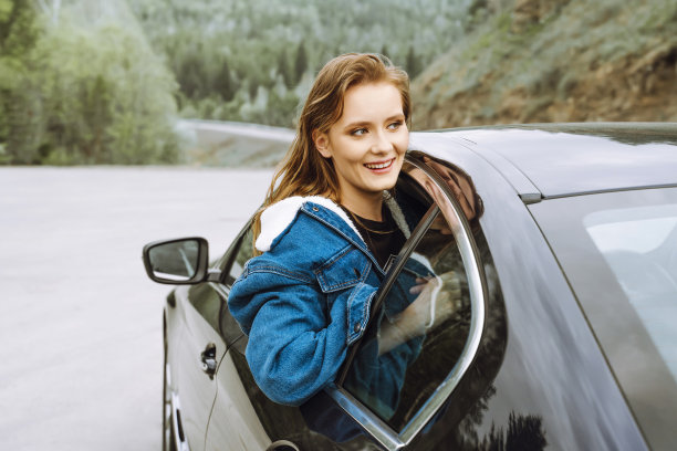 相貌怡人，表情愉快，满足于难忘的乘车、乘车、驾车、交通之旅图片下载