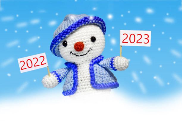 雪人的标志上刻有2022和2023，蓝色背景，新年的概念图片下载