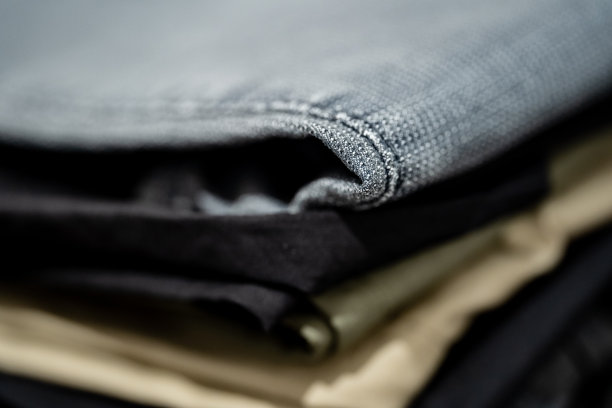 服装店货架上的衣服，有纹理的特写镜头图片下载