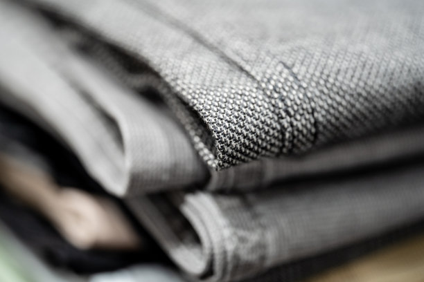 服装店货架上的衣服，有纹理的特写镜头图片下载