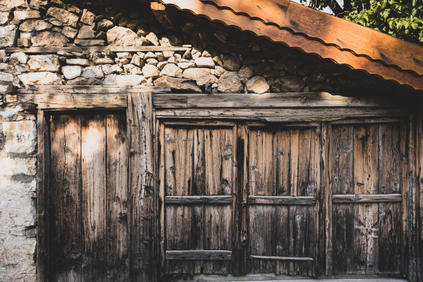 antaliibradady村Ormana传统房屋的木窗和木门，图片下载