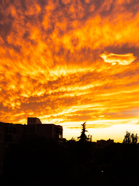 西班牙马德里卡拉班切尔附近的黎明图片下载