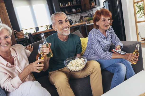 一群资深朋友，周末在家一起吃爆米花喝啤酒看电视图片下载