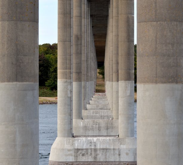 连接丹麦富恩岛和塔辛格岛的桥柱图片下载
