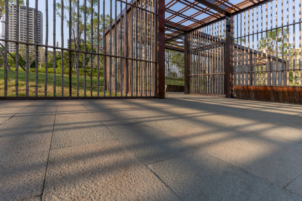 阳光穿透竹结构的城市建筑图片下载