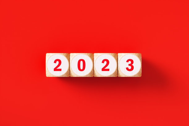 2023块书写的木块坐在红色背景上图片下载