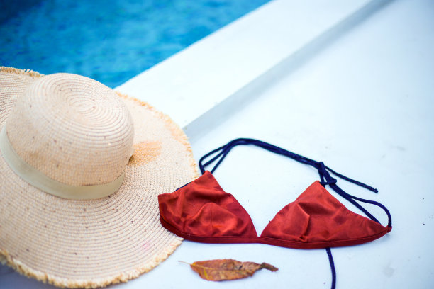 夏天的概念，比基尼和太阳帽图片下载