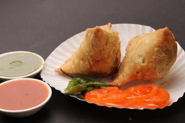 Samosa和jalebi或jilebi搭配红绿酸辣酱图片下载