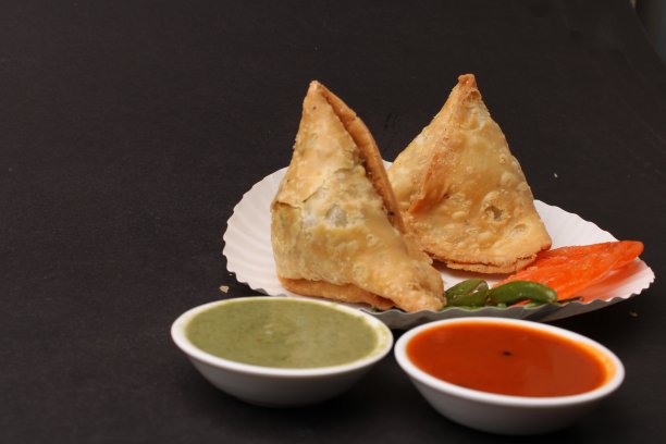Samosa和jalebi或jilebi搭配红绿酸辣酱图片下载