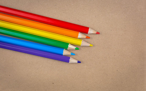 彩色铅笔在棕色的纸纹理背景图片下载