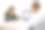 整形外科医生或创伤科医生向女性患者展示x线图像。一名妇女正在咨询医生图片下载