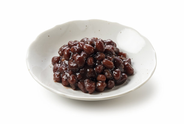 煮熟的红豆放在白色背景上。图片下载