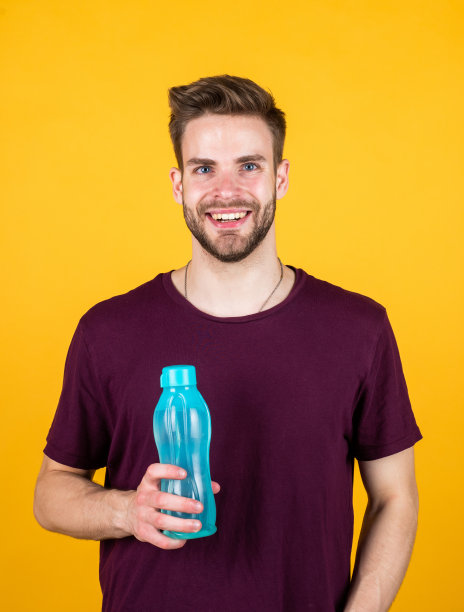 健康的生活方式。保持体内水分平衡。水合作用。英俊的年轻人喝水图片下载