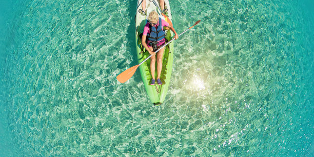 无人机拍摄的一名女子在科西嘉岛划皮艇图片下载