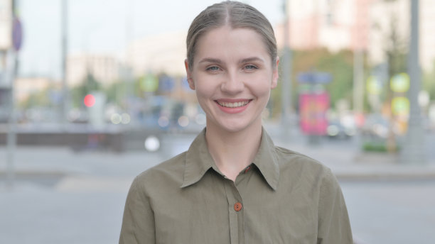 积极的女人在户外摇头赞许图片下载