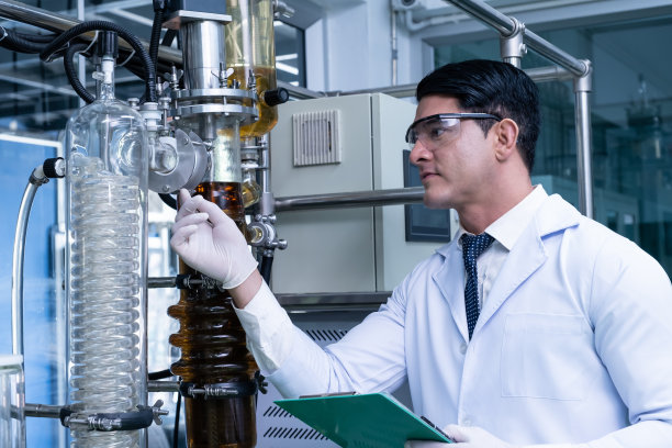 科学家在实验室内用化学或药用精油进行研究和检查时拍摄的男性科学家肖像。化学工程师的工作过程与文本的复制空间。图片下载