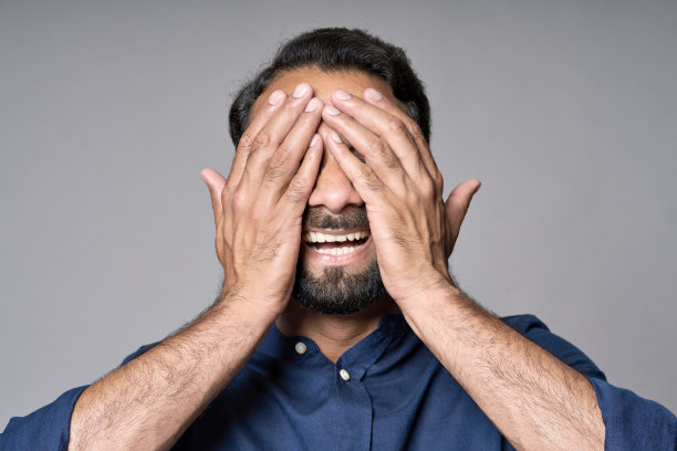 印度男子在灰色背景下闭着眼睛图片下载