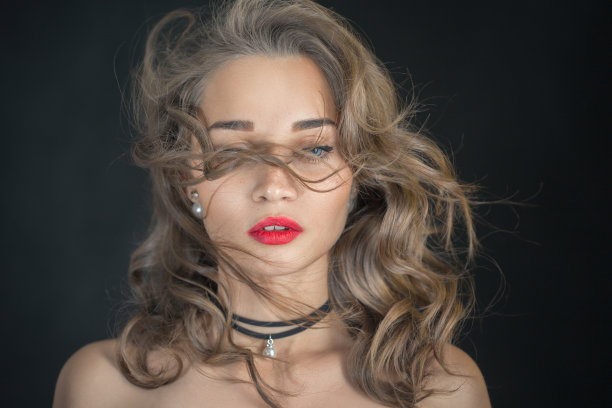 奢侈的女人图片下载