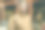 戴着助听器的聋哑年轻理发师看着镜头。图片下载