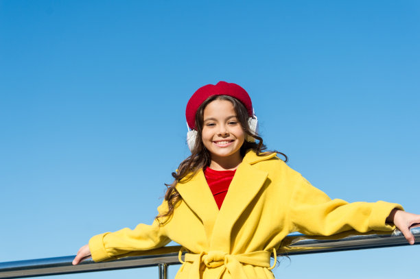 有节奏的感觉。小女孩在听有声书。可爱的孩子听音乐。良好氛围。阳光明媚的日子，孩子们微笑着在户外放松。音乐耳机。现代耳机。适合长时间散步的音乐图片下载