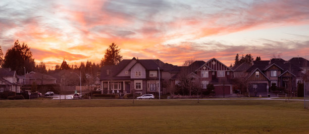 现代城市郊区社区的住宅全景。图片下载