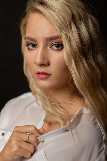 年轻女子的思想家图片下载