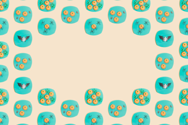 复古的万圣节模式。绿松石色的盘子，南瓜，蜘蛛，蝙蝠，丝带和苍蝇。复古美学背景。图片下载