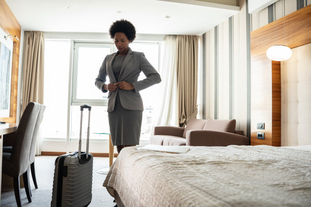 疲惫的商界女性在会议和研讨会上讨论了一整天后，终于在酒店房间里休息了。图片下载