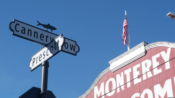 加利福尼亚州蒙特雷市的罐头厂排。渔夫街有罐头公司图片下载