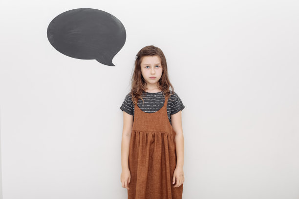 小孩儿翻着白墙沮丧又担心又苦恼，哭着又生气又害怕。悲伤的表情。模型在墙壁上图片下载