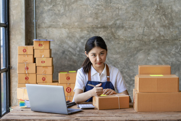 年轻的亚洲妇女成功地在网上销售，在家里用笔记本电脑发送包裹，接受订单，中小企业的商业想法图片下载