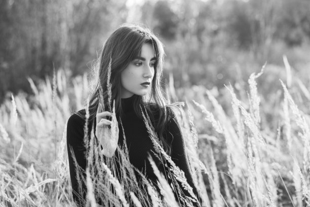 悲伤的秋天的女人图片下载