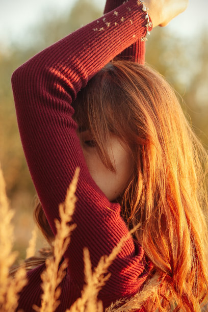 干草中的女人图片下载