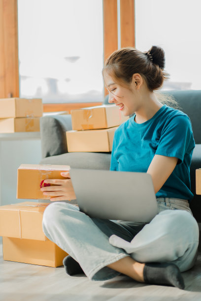 年轻的亚洲妇女成功地在网上销售，在家里用笔记本电脑发送包裹，接受订单，中小企业的商业想法图片下载