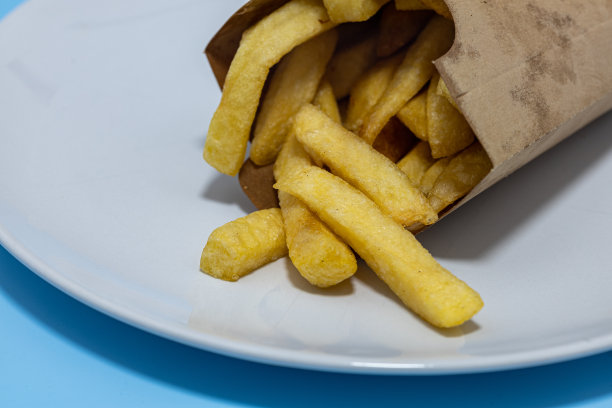 自制的纸袋牛排薯条图片下载