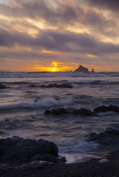 在奥林匹克国家公园里的里阿尔托海滩，日落时的海蚀柱和退潮时的岩石海滩图片下载