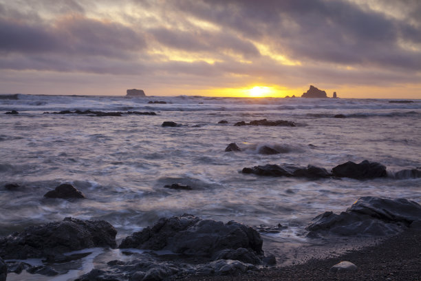 在奥林匹克国家公园里的里阿尔托海滩，日落时的海蚀柱和退潮时的岩石海滩图片下载