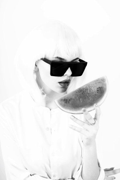 画室画像的女人戴着白色假发，拿着一片红色西瓜图片下载